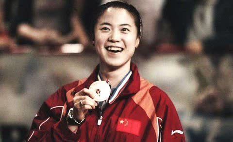 女儿|王楠5岁女儿跑20圈,盯国乒合照目不转睛,或是未来之星?