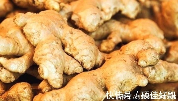 保鲜膜|保存生姜不要放冰箱，教你一个土方法，放半年都不干瘪，太实用了