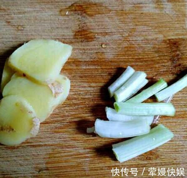 为啥排骨焯水后又腥又柴大厨说了后才知道,原来是用错水了