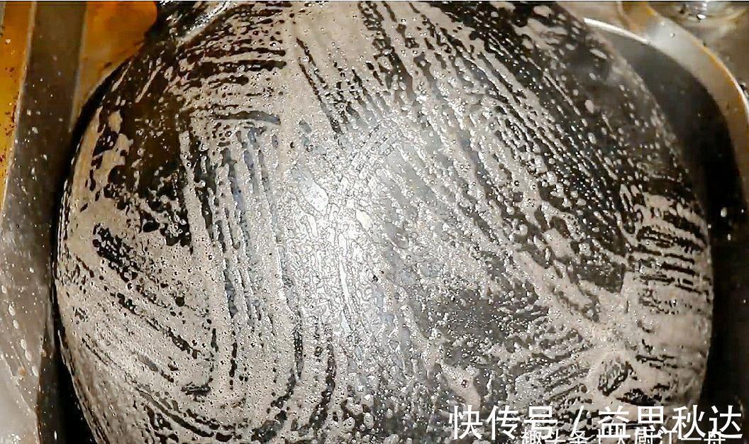 家里铁锅用久了,油污洗不掉?大厨教你一招,铁锅油污轻松去除