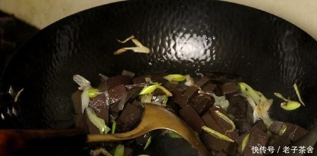 猪血和此菜才是绝配,5块钱炒一盘,补铁助消化,我家一周吃2次