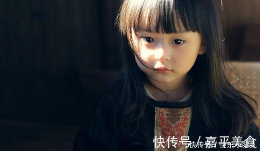 脐带|宝宝出生后因太黑在医院走红，妈妈“忍住”没扔，长开后人见人夸