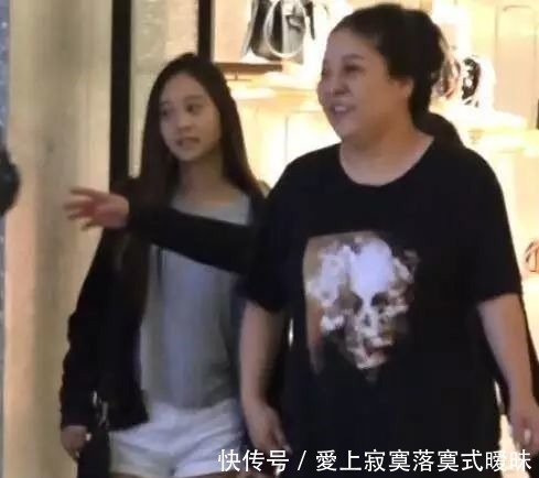 同样是李连杰孩子 前妻女儿只能当隐形人 利智女儿待遇更好 全网搜