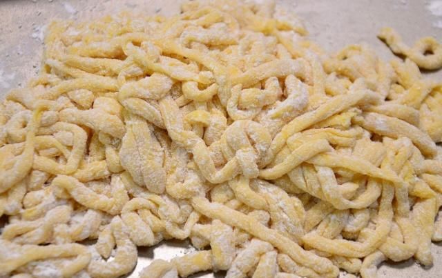 半碗面粉加2个鸡蛋做成小零食，口感酥松绵软，老人孩子都爱吃