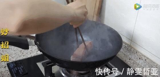铁锅|家里铁锅天天生锈？老厨师：往锅里扔一物，不生锈还不粘锅