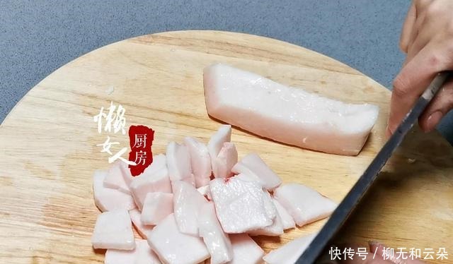 自己在家熬猪油,多做这几步,猪油又香又白不变味