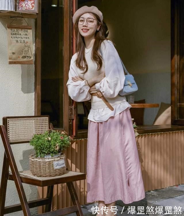 秋天 皮肤暗黄的女生如何选衣服颜色可以尝试这几款,让你显白还好看!