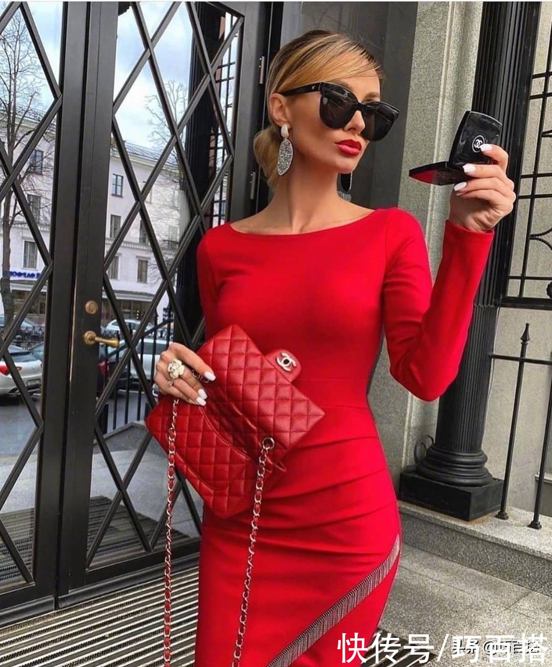 身材|黑白长裙已经穿不出新意了，要想美得与众不同，请试试正红连衣裙