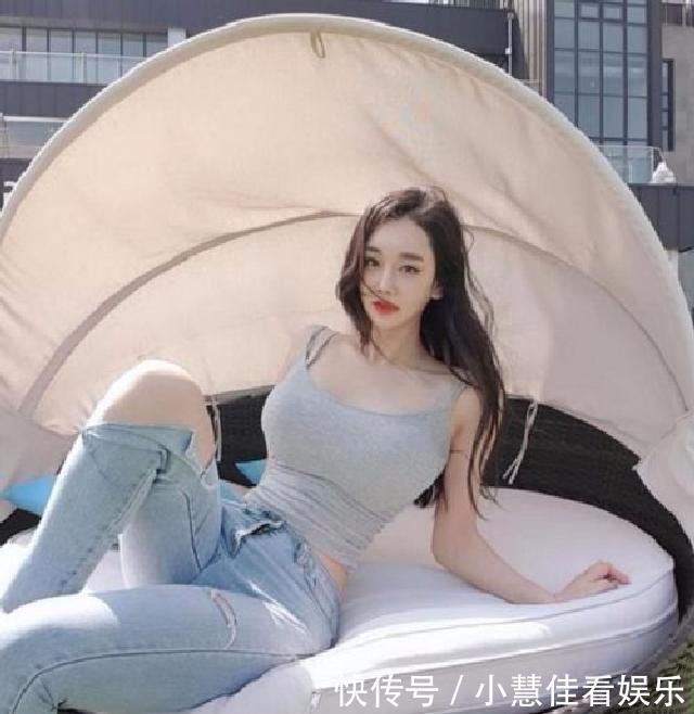 搭配紧身牛仔裤小姐姐,秀出小蛮腰,自信大方有个人魅力