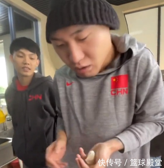面對(duì)鏡頭|包餃子趣事！徐杰全程圍觀，趙睿滿(mǎn)臉自信，一個(gè)失誤徐杰憨笑離去