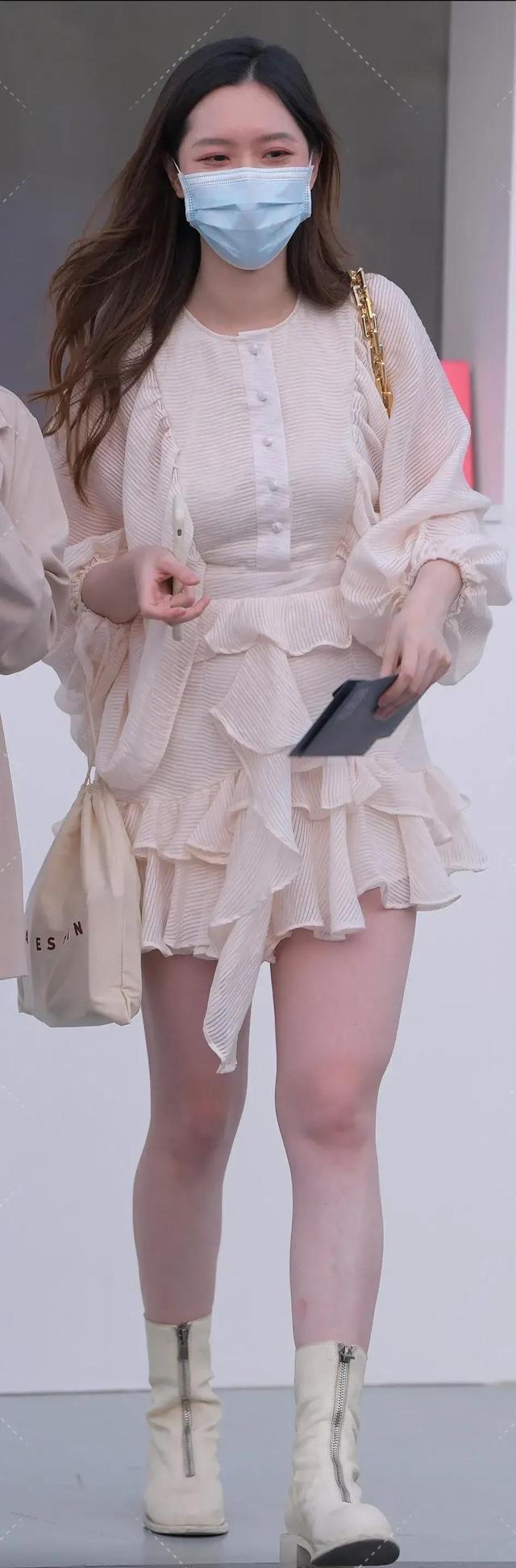 显“少女心”的穿搭成了热门, 这样的花瓣裙子让身材看的非常火辣