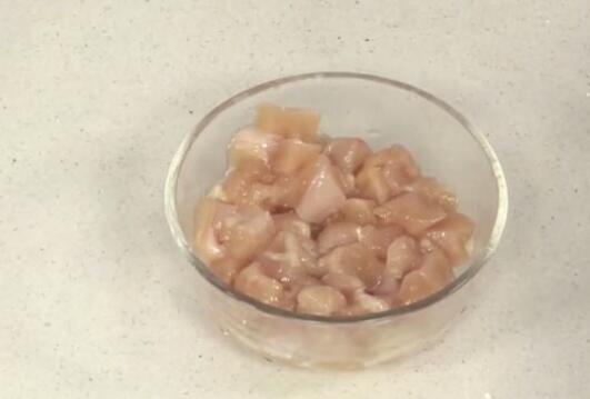 一道简单的家常小炒素鸡,清甜咸香,低脂低量,营养非常丰富