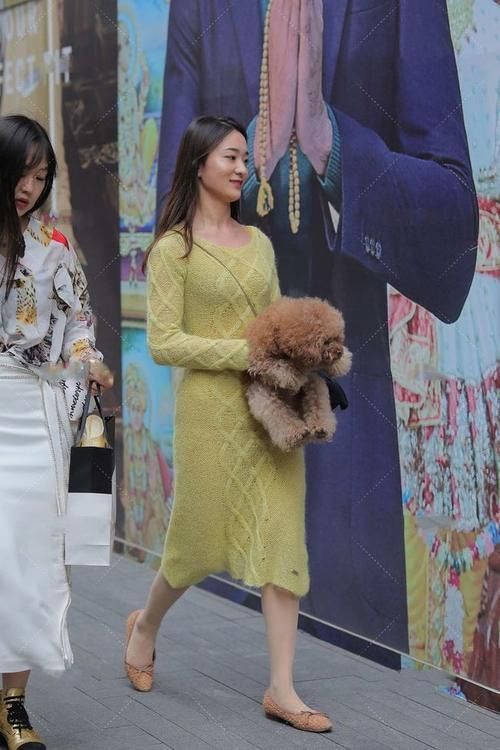 裙装 舒适减龄的吊带连衣裙,搭配一双尖头鞋,穿出与众不同的气质