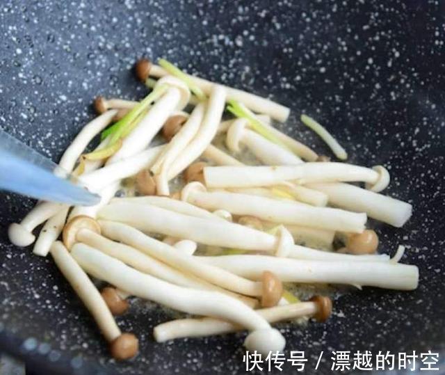 虾仁菌菇豆腐这三样食材在一起,打造一锅鲜香味美的海鲜汤