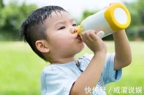 孩子|5岁娃喝牛奶脾虚发育停滞，3种“牛奶”已被拉黑，家长还给娃喝