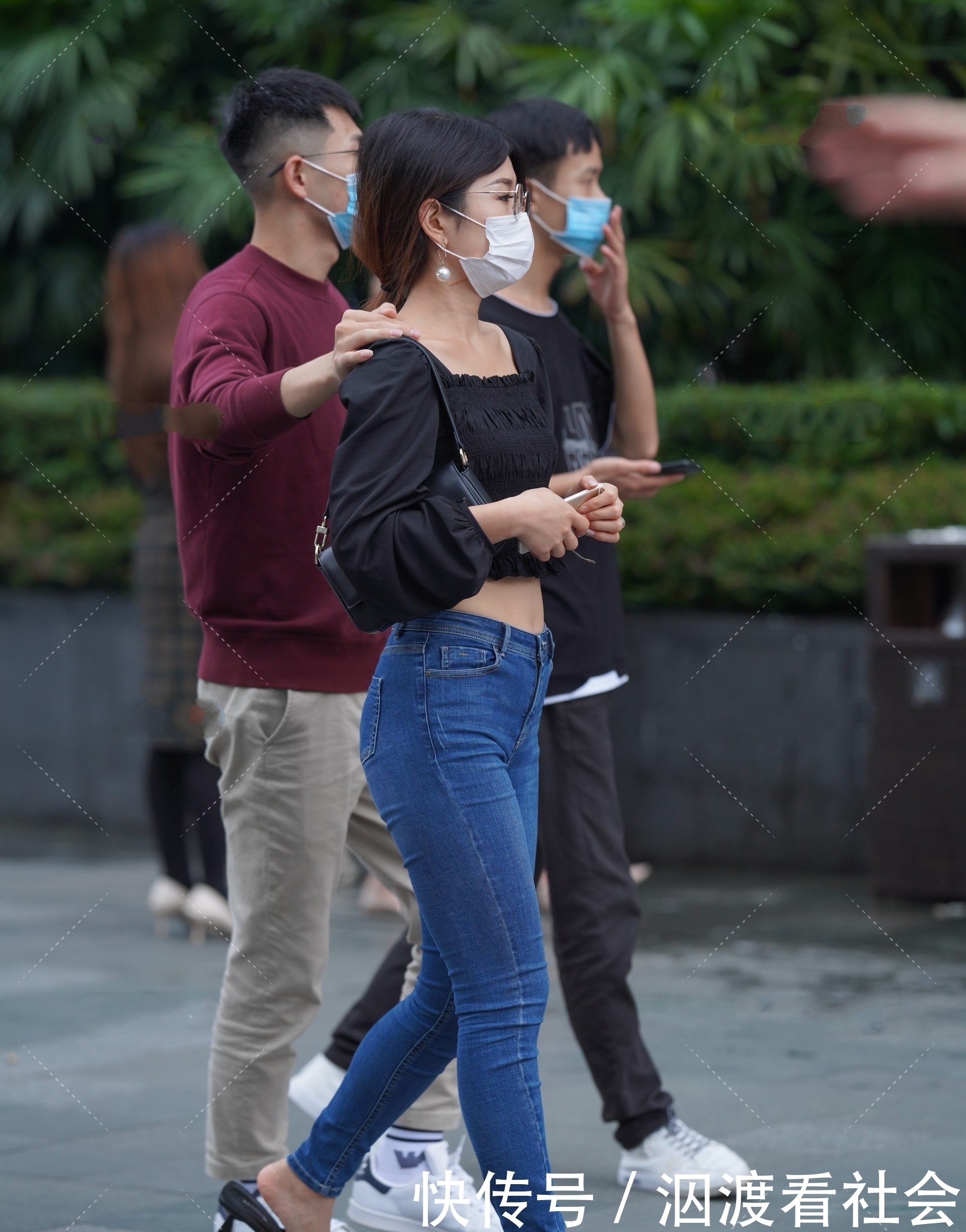 方领长袖搭配牛仔裤,穿起来舒适又随意,休闲百搭