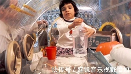 宇航服|美国“泡泡男孩”:12岁才走出隔离膜,在临终前第一次亲吻了妈妈