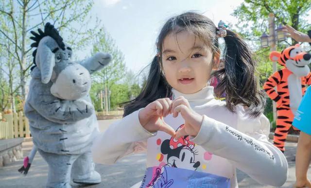 因长得可爱被家人当作“摇钱树”的她,4岁爆红,7岁巨星范十足