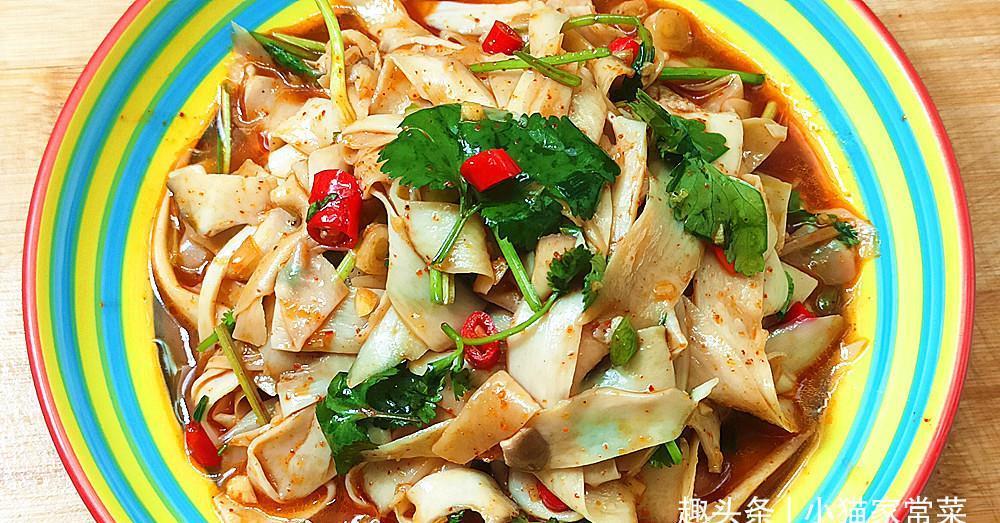 杏鲍菇凉拌比直接用热油炒出来的杏鲍菇口感更好,味道也清香