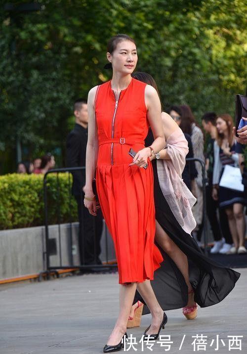 气场|林丹能娶到谢杏芳真有福气!穿红色连衣裙大方优雅,气场不输超模