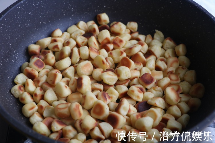 面粉里加2个鸡蛋,不用蒸不用炸,健康好吃,女儿一口一个停不了