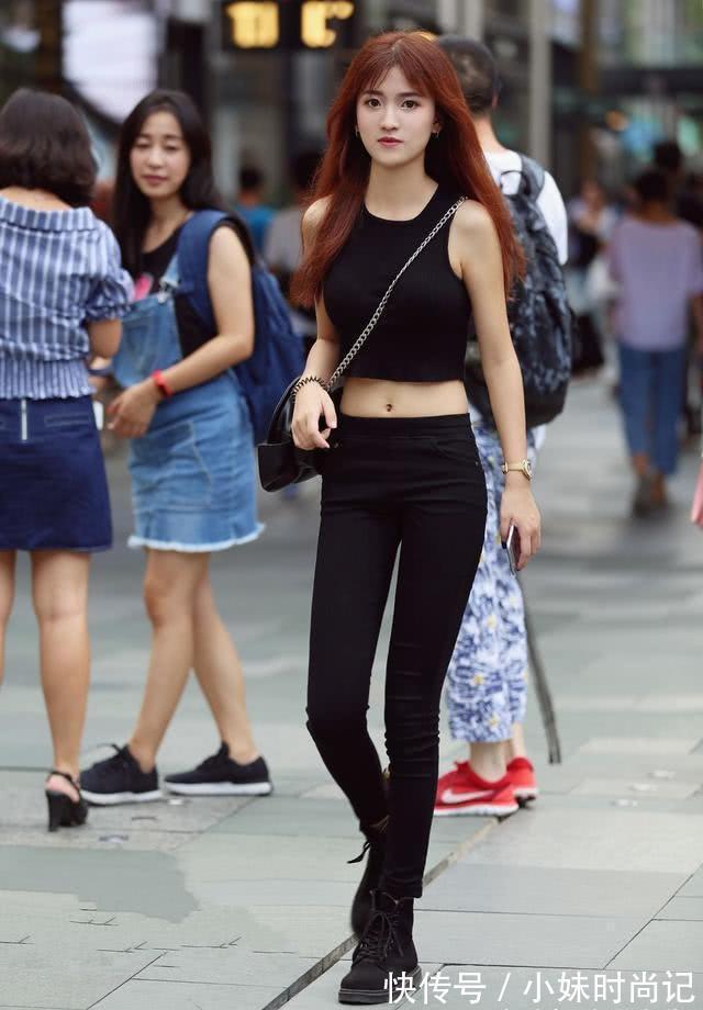 打底裤|街拍:美女黑色的穿搭显瘦显气质,从内而外散发青春气场,美美哒
