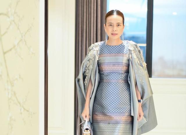 耳环 55岁“冻龄美人”伍伦盼, 戴流苏耳环仙气极了, 穿丝绸套装显贵气