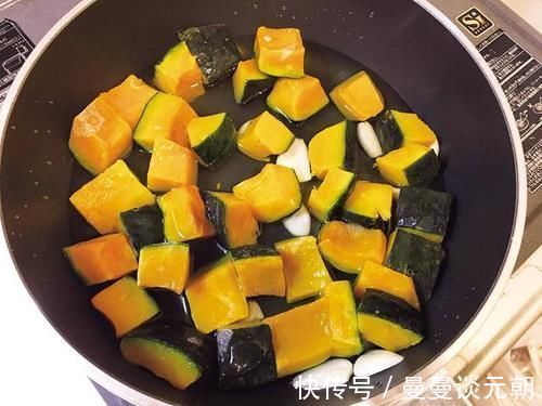 调味料|南瓜别再做南瓜饼了，这样做非常的好吃，一次2盘不够吃