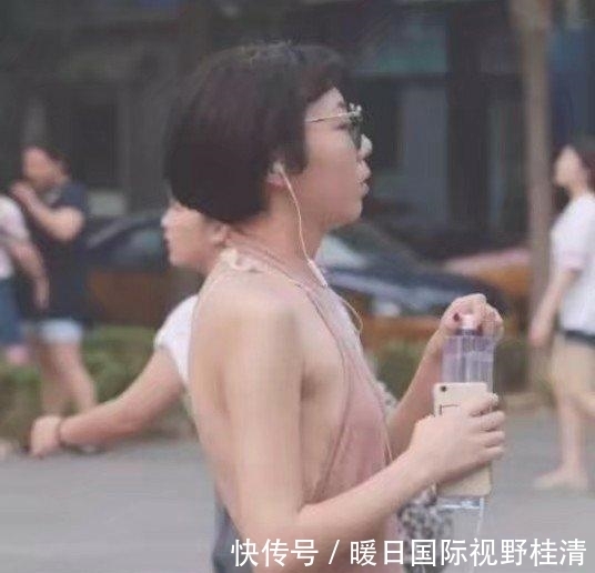 肚兜|街拍: 任性了, 穿一件“肚兜”就出街, 身材好无禁忌?