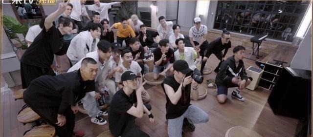 《披荆斩棘》哥哥们送礼物看人缘，陈小春得人心，林志炫好尴尬