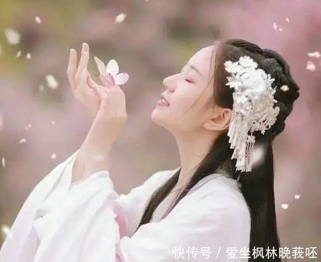 多情明月洒东墙,拥蟾光,理红妆