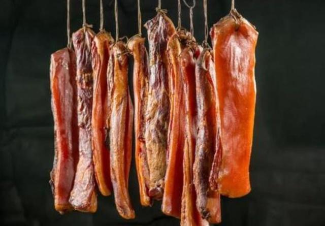 腌腊肉时,别只会加盐,再加此2种料,肉更入味,香味更浓!