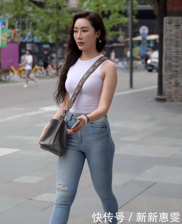 简略|修身款式的牛仔裤,当然会使得腿更加长了