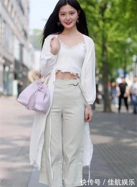素色|街拍：长发飘飘的美女，一身素色的穿搭，尽显温婉女神的气息