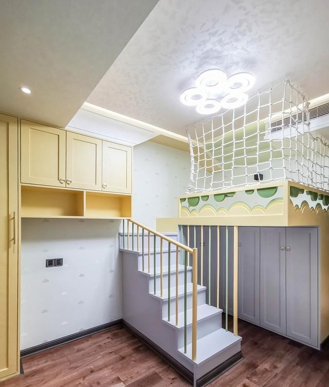 收纳|给孩子打了一张床,挂在空中,踩楼梯上去,邻居:在哪定制的?