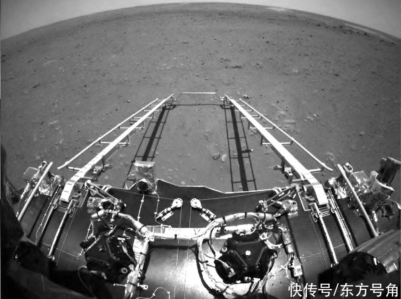 日月安属 美到泪目！祝融号发回火星地表照片，都有哪些值得关注的信息