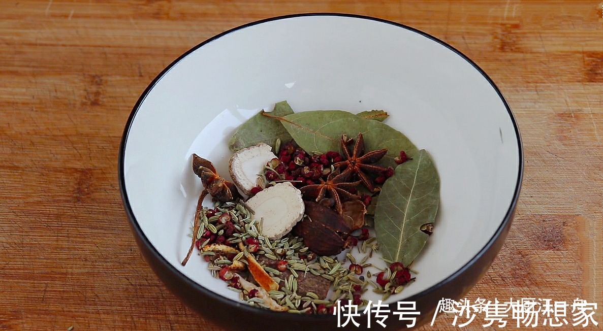 牛腱子肉|过年在家卤牛肉，牢记这个详细配方，牛肉五香浓郁，怎么切都不散