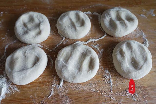又白又松软的包子,馅料鲜嫩适口,配上小米南瓜粥,吃得美美哒