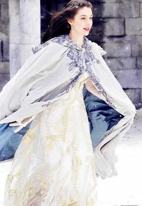 极限|比人间香奈儿还贵的真公主,她突破了人类侧脸美极限