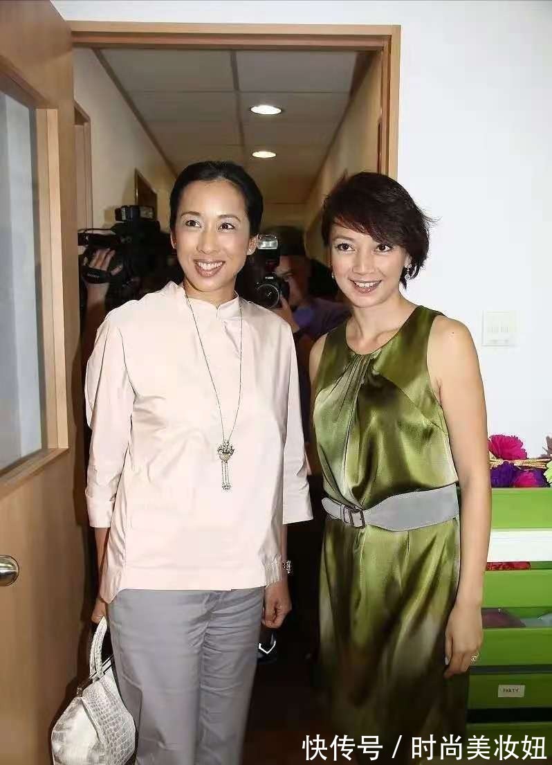 贵妇|朱玲玲真是优雅到骨子里,穿衬衫配9分裤亮相,贵妇气质藏不住