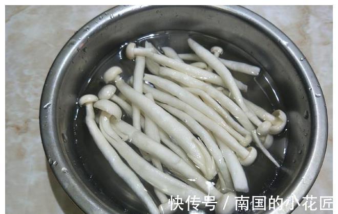 多喝|打丝瓜汤时,记得多加1步,丝瓜翠绿不发黑,立秋后要多喝
