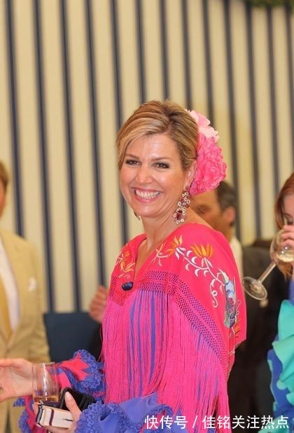 黄色 50岁荷兰王后穿搭用色超大胆,穿遍彩虹色,连英女王也望尘莫及!