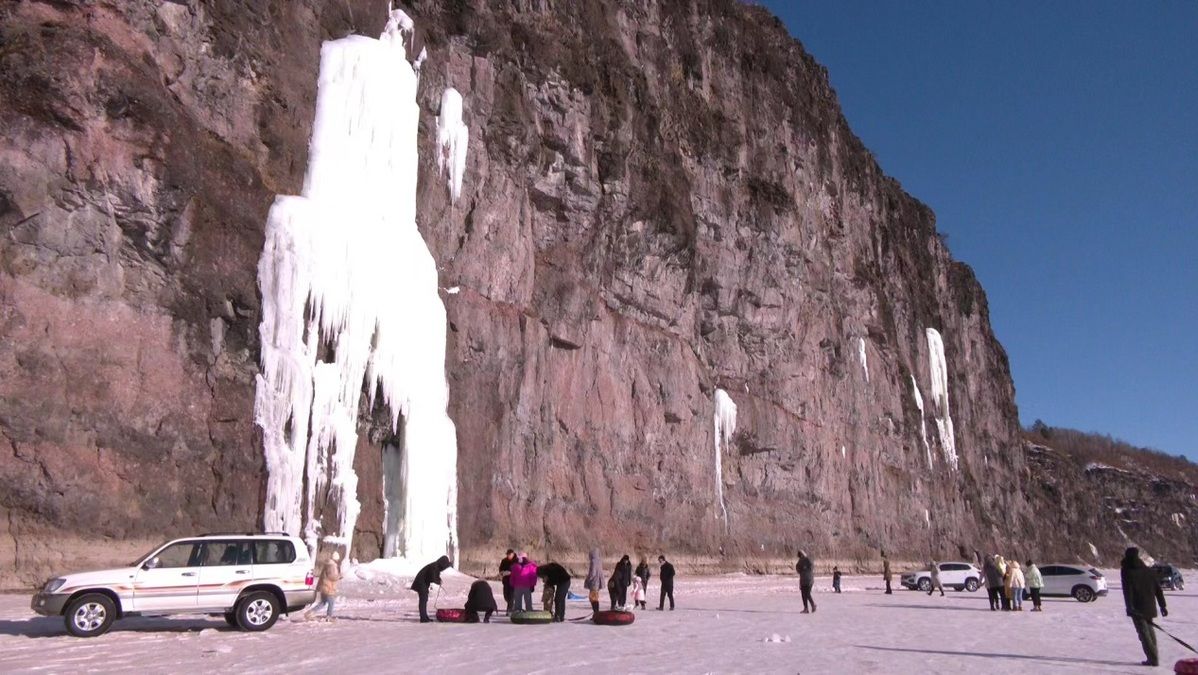 瀑布|呼玛县：天然冰瀑成奇观 引得游客竞开颜