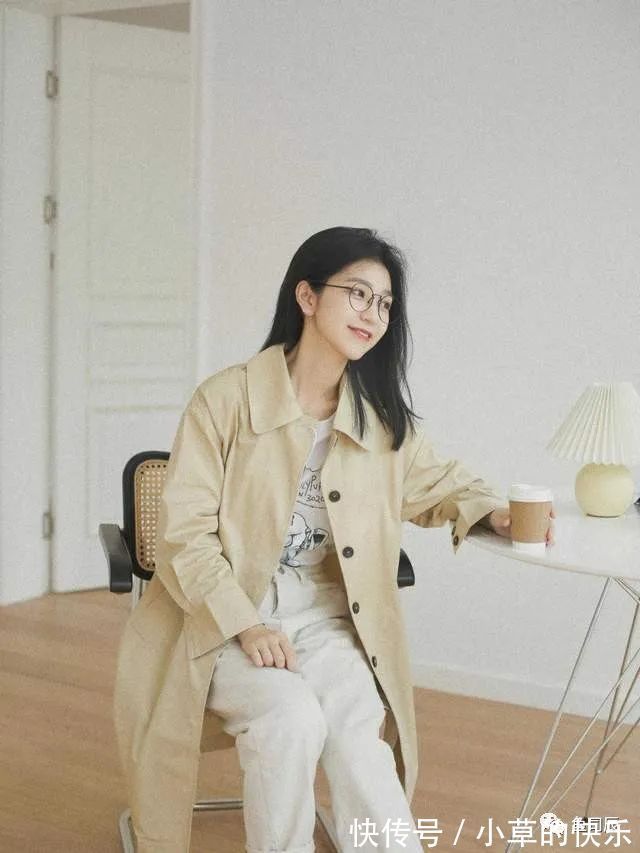 半身裙 秋冬流行的米色款式大衣,搭配上半身裙或阔腿裤,优雅又大方