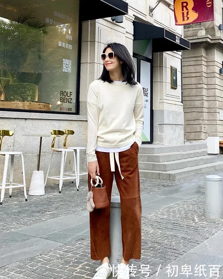 阔腿裤算什么？西班牙王后的“液体裤”才厉害，一般人不敢这么穿