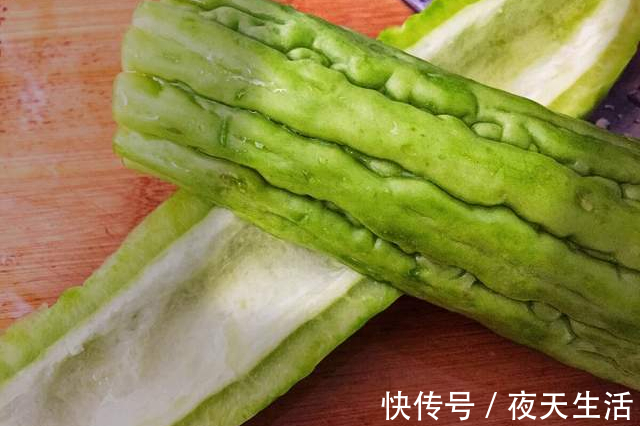 窍门|炒苦瓜需要焯水吗牢记2个窍门，苦瓜不苦不涩，翠绿不发黄