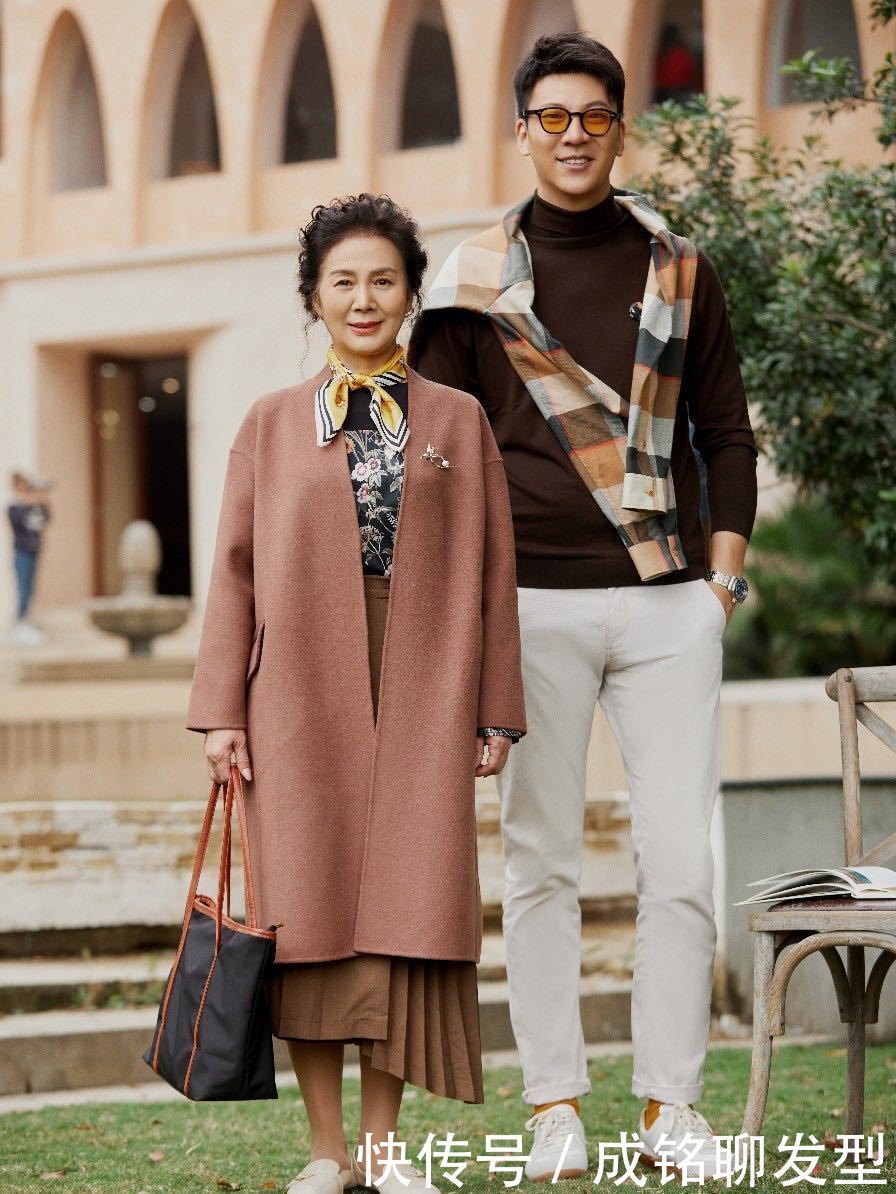 这位60岁奶奶的穿搭真讲究，优雅知性时髦有魅力，气质不输年轻人