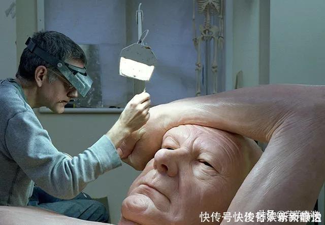 人物|巨型超写实人体雕塑,庞大而又逼真,网友:真怕他们动起来