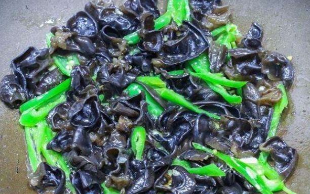 炒木耳，下锅“噼里啪啦”太吓人？大厨教你3招，不炸锅，香又脆