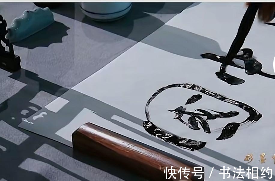 精绝#李玉刚秀书法,潇洒俊朗,行云流水,字如其人,网友:这是功夫字